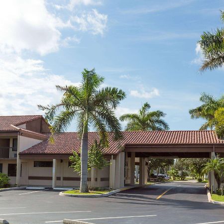 Super 8 By Wyndham Riviera Beach West Palm Beach Exterior photo