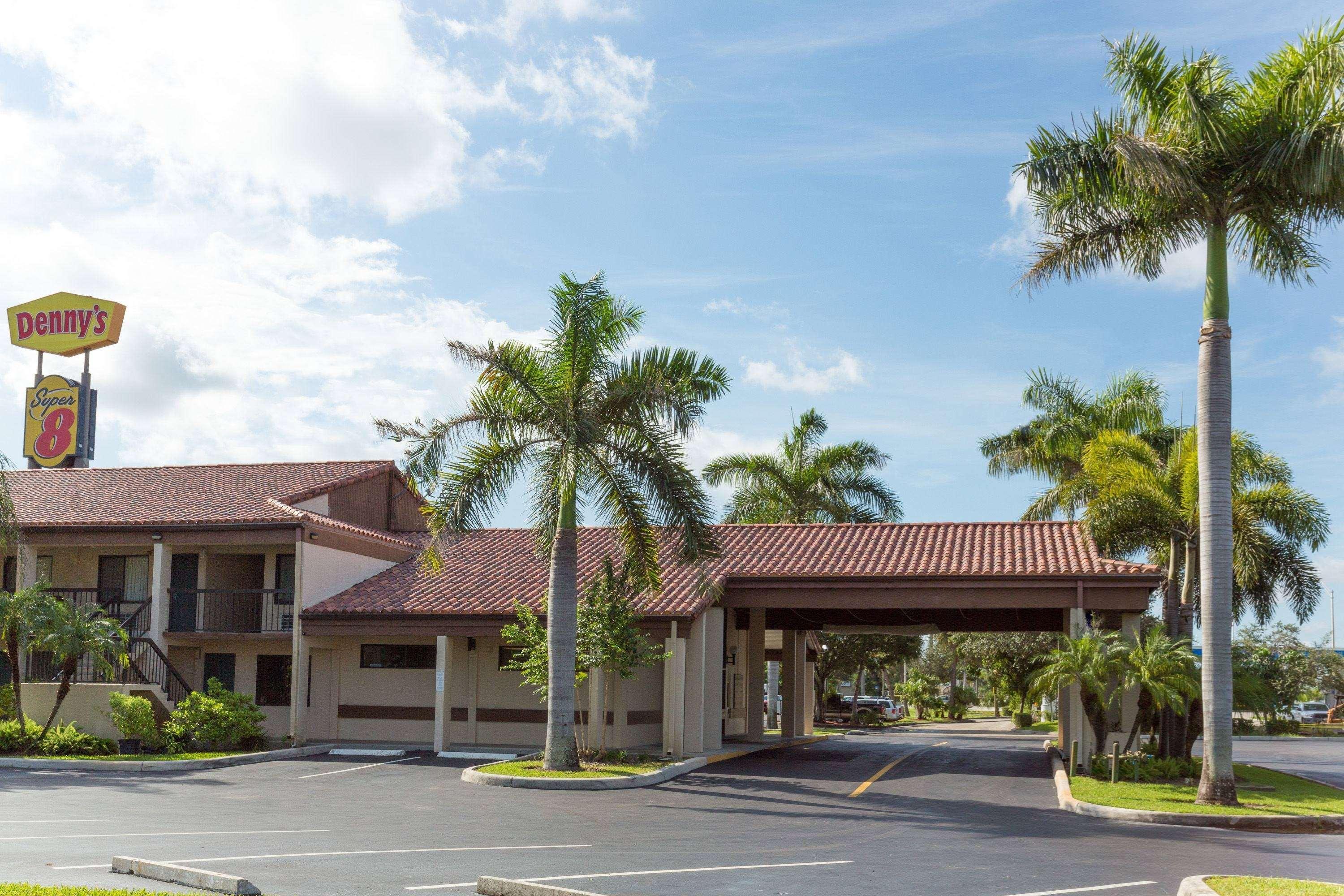 Super 8 By Wyndham Riviera Beach West Palm Beach Exterior photo
