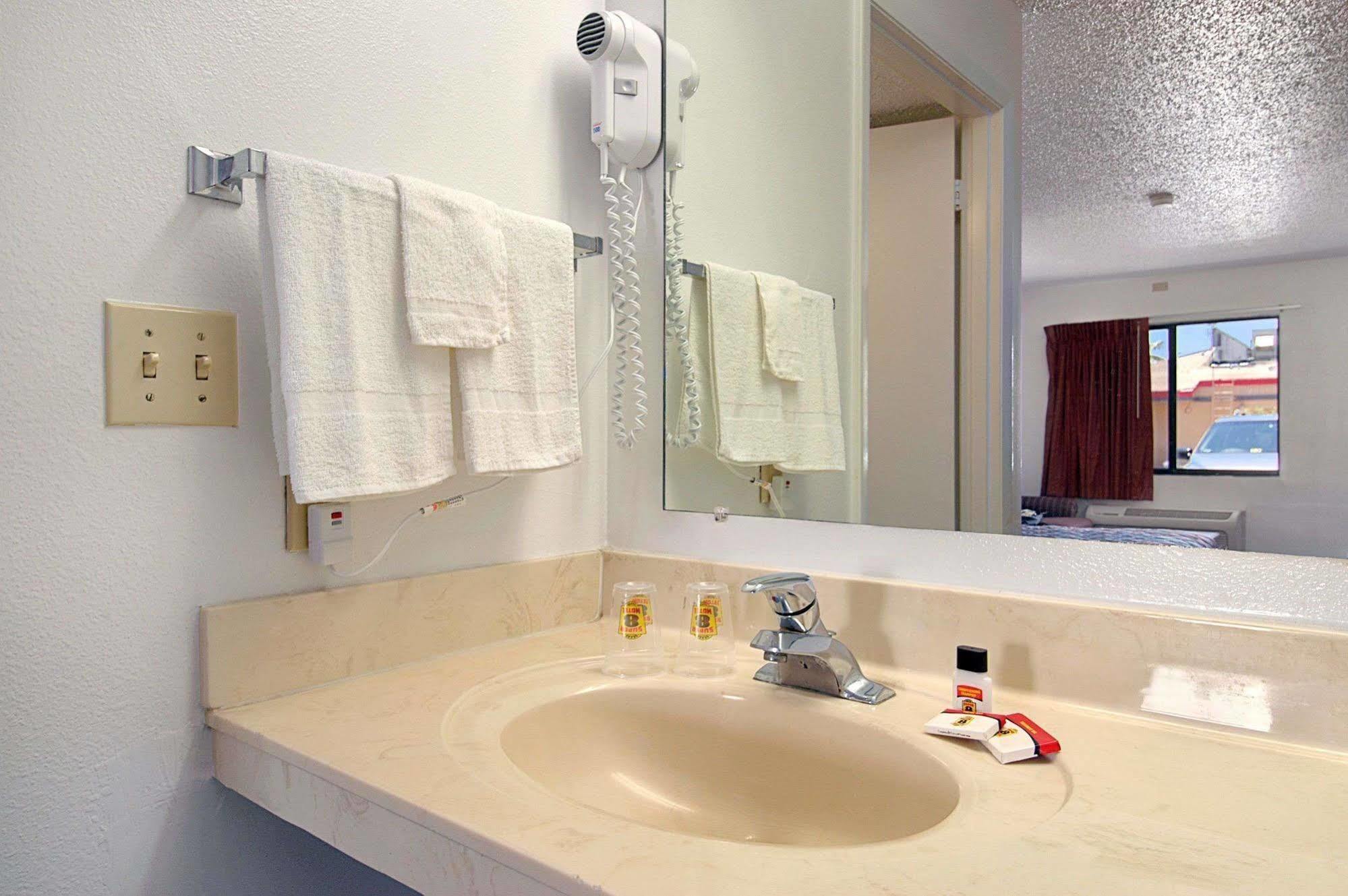 Super 8 By Wyndham Riviera Beach West Palm Beach Exterior photo