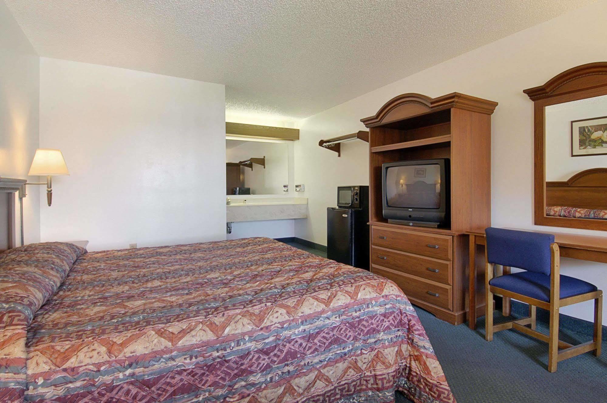 Super 8 By Wyndham Riviera Beach West Palm Beach Exterior photo